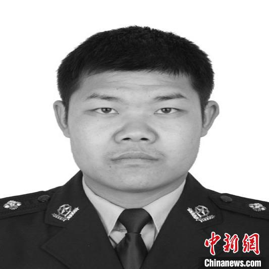 张明同志人民警察证证件照片。西安铁路公安局西安公安处 张明同志人民警察证证件照片。西安铁路公安局西安公安处
