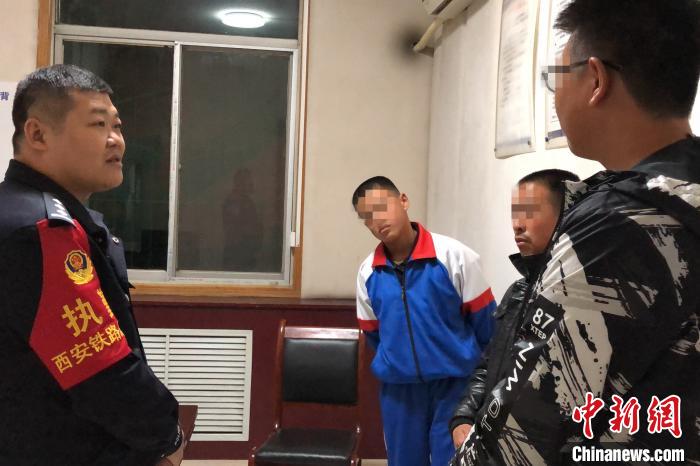 张明同志春运期间帮助旅客的工作照片。西安铁路公安局西安公安处 张明同志春运期间帮助旅客的工作照片。西安铁路公安局西安公安处