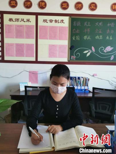 图为老师正在给学生写信笺。 王荣安 摄 图为老师正在给学生写信笺。 王荣安 摄
