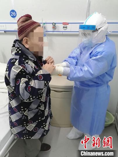 董海宾照顾盲人患者。董海宾供图 董海宾照顾盲人患者。董海宾供图