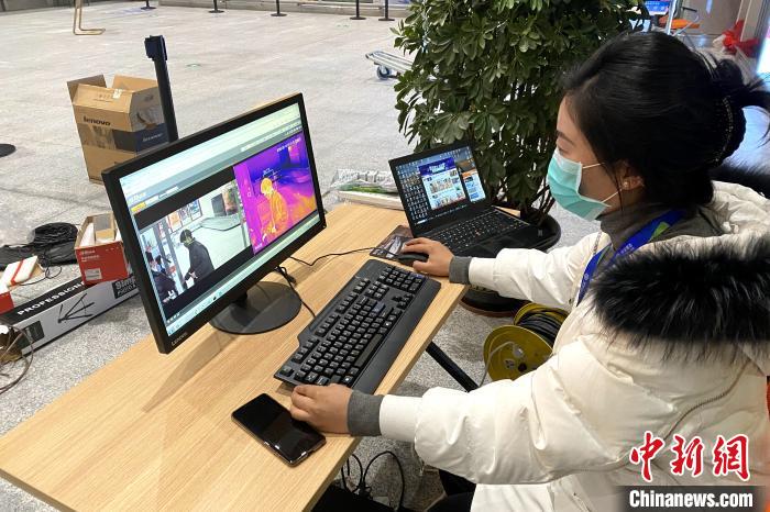 工作人员操作5G+热成像测温系统。 中国移动西藏公司 供图 工作人员操作5G+热成像测温系统。 中国移动西藏公司 供图