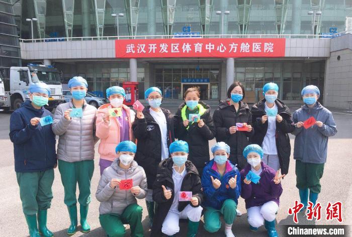 医护人员在方舱医院门口合影。 严都仁 摄 医护人员在方舱医院门口合影。 严都仁 摄