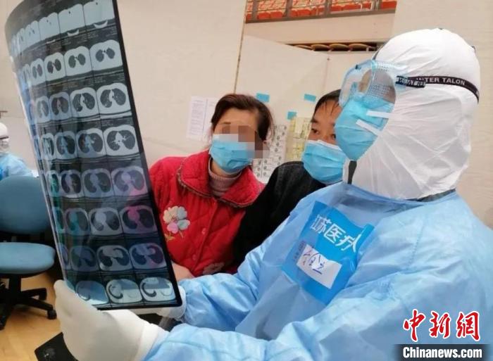 李全业给患者看片子。 严都仁 摄 李全业给患者看片子。 严都仁 摄