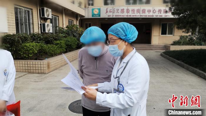 四川省最后一名本土确诊患者出院。四川大学华西医院供图 四川省最后一名本土确诊患者出院。四川大学华西医院供图