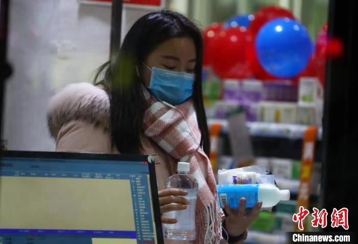图为江西南昌市民在药店购买口罩、消毒杀菌用品等物品。(资料图) 刘占昆 摄 图为江西南昌市民在药店购买口罩、消毒杀菌用品等物品。(资料图) 刘占昆 摄