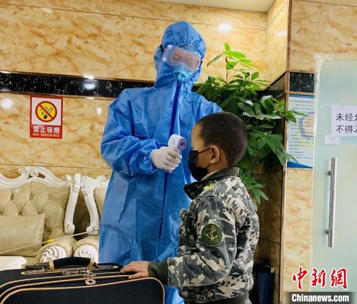 王宏权为进入集中医学观察点的人员测量体温。 受访者供图 摄 王宏权为进入集中医学观察点的人员测量体温。 受访者供图 摄