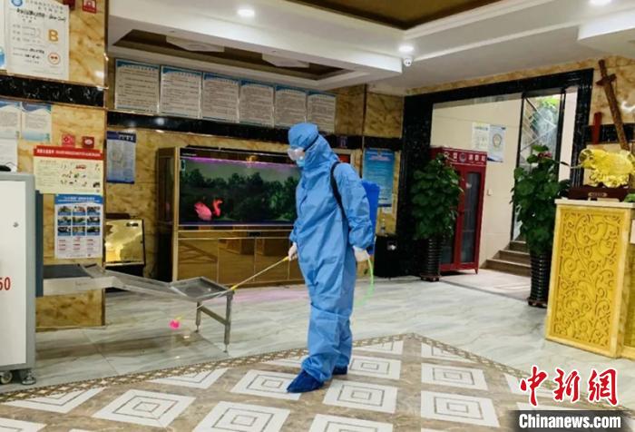 王宏权对集中医学观察点隔离区的楼道、房间及其他区域进行全面消毒。 受访者供图 摄 王宏权对集中医学观察点隔离区的楼道、房间及其他区域进行全面消毒。 受访者供图 摄