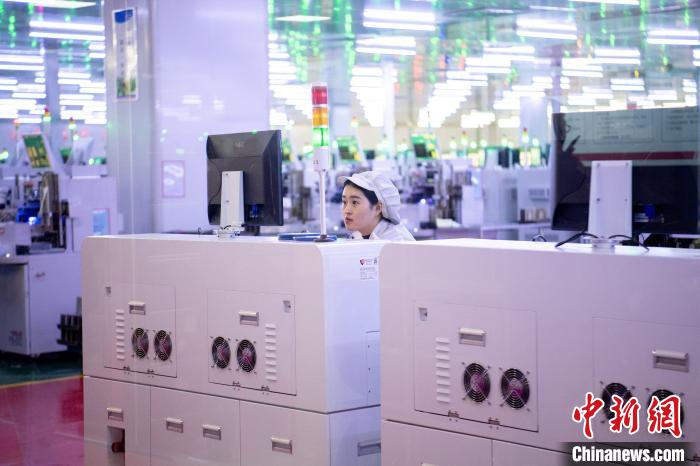 资料图:疫情发生以来,山西省先后推出各项减费降费政策,为企业纾困减负。 韦亮 摄 资料图:疫情发生以来,山西省先后推出各项减费降费政策,为企业纾困减负。 韦亮 摄
