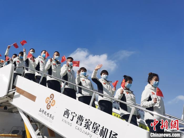 图为医疗队队员走下舷梯。 张添福 摄 图为医疗队队员走下舷梯。 张添福 摄