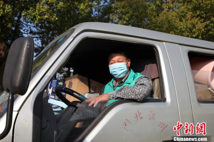 程贤智在送货。石小杰 摄 程贤智在送货。石小杰 摄