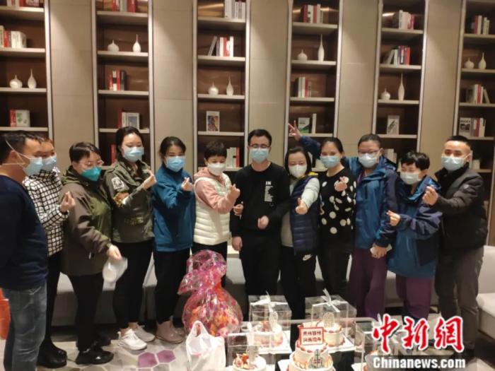 志愿者为侯建庆祝生日。石小杰 摄 志愿者为侯建庆祝生日。石小杰 摄