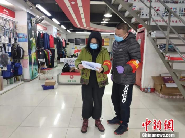 王时晖与志愿者采购物资。石小杰 摄 王时晖与志愿者采购物资。石小杰 摄