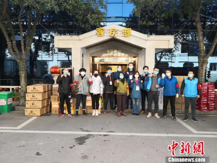 志愿者为贵州医疗队送物资。石小杰 摄 志愿者为贵州医疗队送物资。石小杰 摄