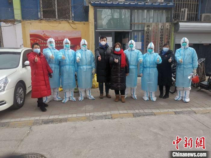 图为疫情期间,王琳与核酸检测采集的医护人员合影留念。 杜爽丽 摄 图为疫情期间,王琳与核酸检测采集的医护人员合影留念。 杜爽丽 摄