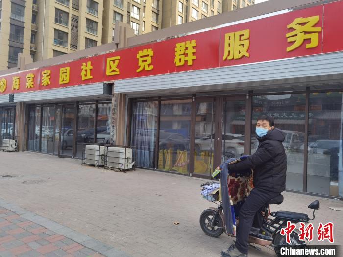图为被社区居民称为“电动车书记”的杜虹滔。 李洋 摄 图为被社区居民称为“电动车书记”的杜虹滔。 李洋 摄