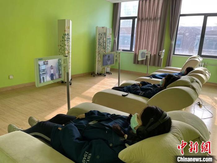 学生在心理中心进行放松 李茜 摄 学生在心理中心进行放松 李茜 摄