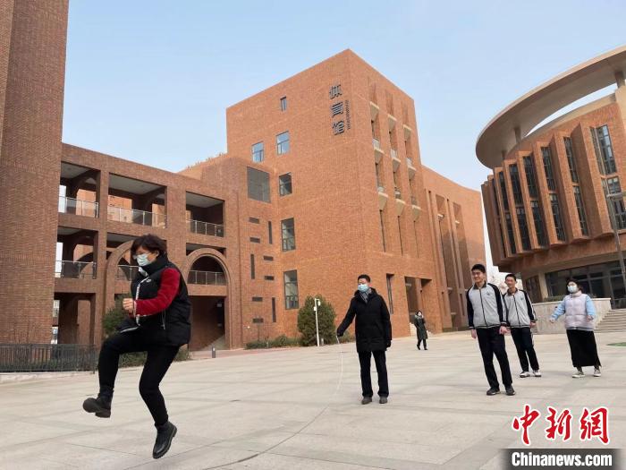 师生一起上体育课 李茜 摄 师生一起上体育课 李茜 摄