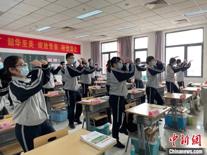 学生们在室内做课间操放松 李茜 摄 学生们在室内做课间操放松 李茜 摄
