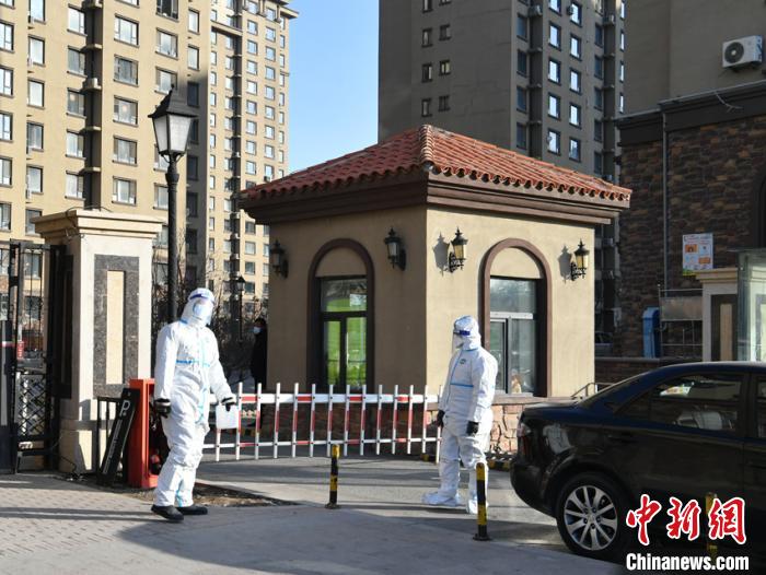 自1月17日8时起,长春市绿园区蓉桥壹号C区、大禹华邦B区,二道区鲁辉国际城荷兰小镇小区调整为中风险地区。 张瑶 摄 自1月17日8时起,长春市绿园区蓉桥壹号C区、大禹华邦B区,二道区鲁辉国际城荷兰小镇小区调整为中风险地区。 张瑶 摄
