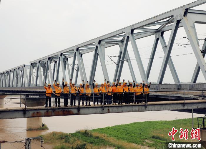 长东黄河铁路大桥上的八对“父子兵”(资料图)。 赵庆 摄 长东黄河铁路大桥上的八对“父子兵”(资料图)。 赵庆 摄