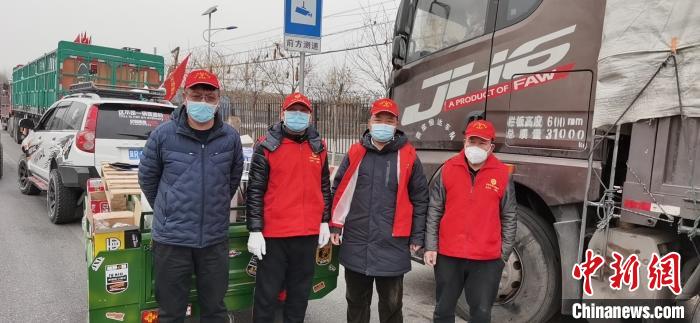 图为志愿者分组排班为滞留货车司机提供服务。 郭京泉 摄 图为志愿者分组排班为滞留货车司机提供服务。 郭京泉 摄