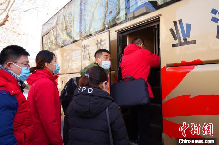 医护人员登车。 王鹏 摄 医护人员登车。 王鹏 摄