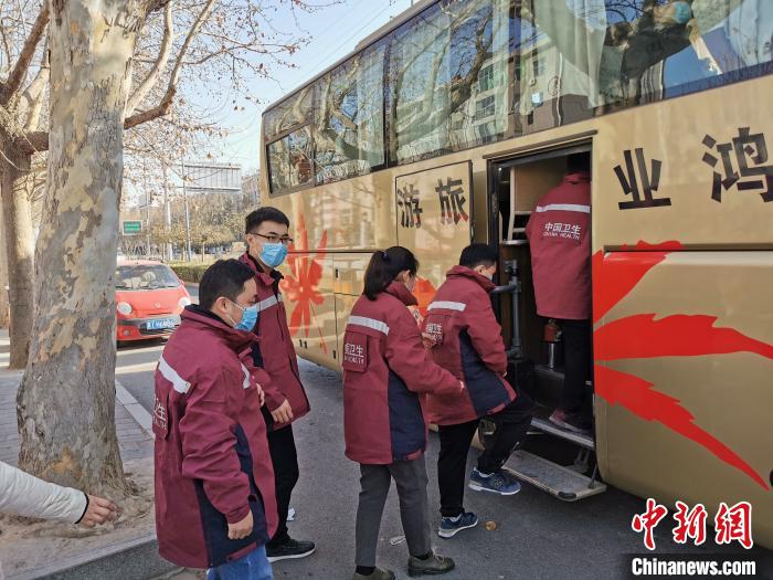 医护人员登车。 王鹏 摄 医护人员登车。 王鹏 摄