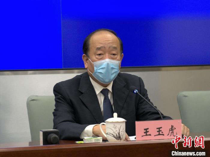 图为廊坊市防控办医疗救治组副组长、市卫生健康委副主任王玉虎介绍相关情况。 宋敏涛 摄 图为廊坊市防控办医疗救治组副组长、市卫生健康委副主任王玉虎介绍相关情况。 宋敏涛 摄