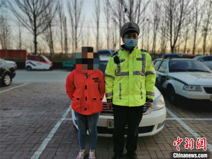 图为驾驶人康某被高速交警拦截。 刘文杰 摄 图为驾驶人康某被高速交警拦截。 刘文杰 摄