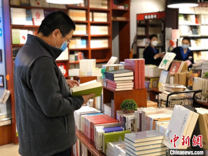 图为市民在书店看书。呼和浩特市文化旅游广电局供图 图为市民在书店看书。呼和浩特市文化旅游广电局供图