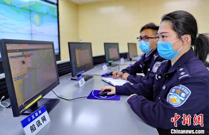 图为秦皇岛出入境边防检查站民警核查入境船舶轨迹。 曹建雄 摄 图为秦皇岛出入境边防检查站民警核查入境船舶轨迹。 曹建雄 摄