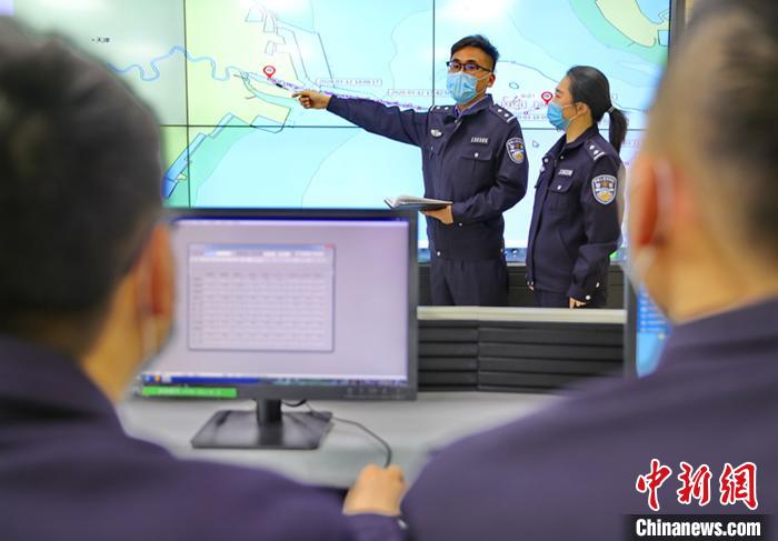 图为秦皇岛出入境边防检查站民警核查入境船舶轨迹。 曹建雄 摄 图为秦皇岛出入境边防检查站民警核查入境船舶轨迹。 曹建雄 摄