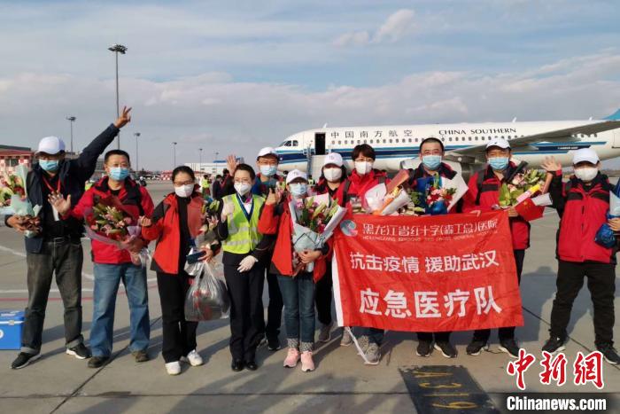 驰援湖北的黑龙江医疗队在机场 赵琦 摄 驰援湖北的黑龙江医疗队在机场 赵琦 摄