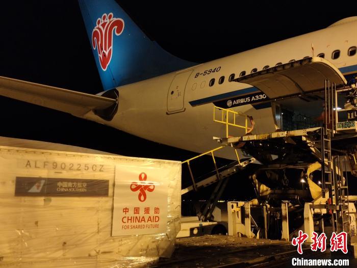 中国向东盟国家派遣首支抗疫医疗队。图为一批医疗物资在上海浦东机场装上包机。南方航空供图 中国向东盟国家派遣首支抗疫医疗队。图为一批医疗物资在上海浦东机场装上包机。南方航空供图
