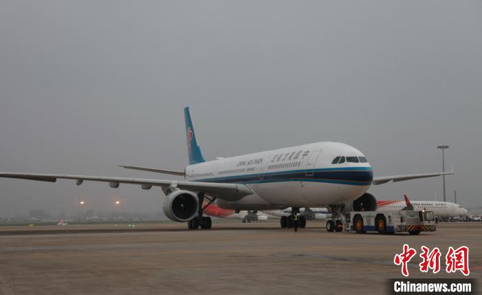 中国南方航空公司包机护送由中国政府派遣赴柬埔寨的抗疫医疗专家组由南宁吴圩机场飞往柬埔寨。南方航空供图 中国南方航空公司包机护送由中国政府派遣赴柬埔寨的抗疫医疗专家组由南宁吴圩机场飞往柬埔寨。南方航空供图