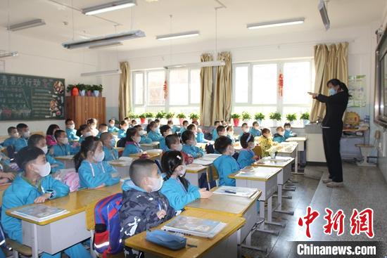 乌鲁木齐市第一小学开学第一天,学生们带着口罩听讲。 陶拴科 摄 乌鲁木齐市第一小学开学第一天,学生们带着口罩听讲。 陶拴科 摄
