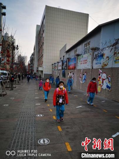 乌鲁木齐市第一小学开学第一天,学生走在校园门口的路上。 梁莉 摄 乌鲁木齐市第一小学开学第一天,学生走在校园门口的路上。 梁莉 摄