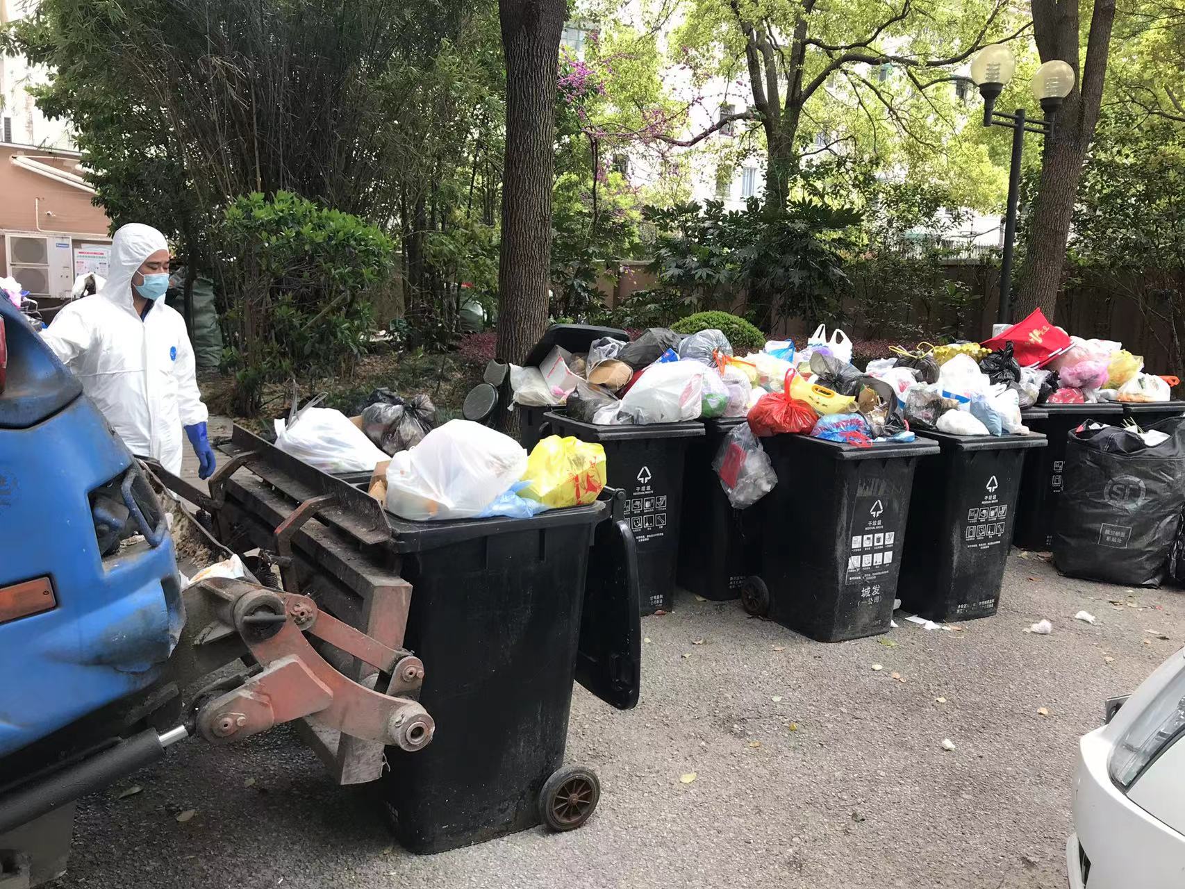 上海专项垃圾清运班的日常：在封控社区和转运基地不停转