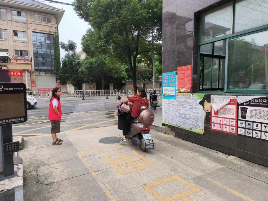 桂林街道黄家湾社区开展“一盔一带”整治、文明平安出行志愿服务活动