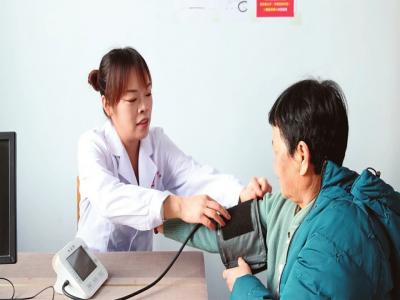 王琼为村民测量血压。李沛霖摄